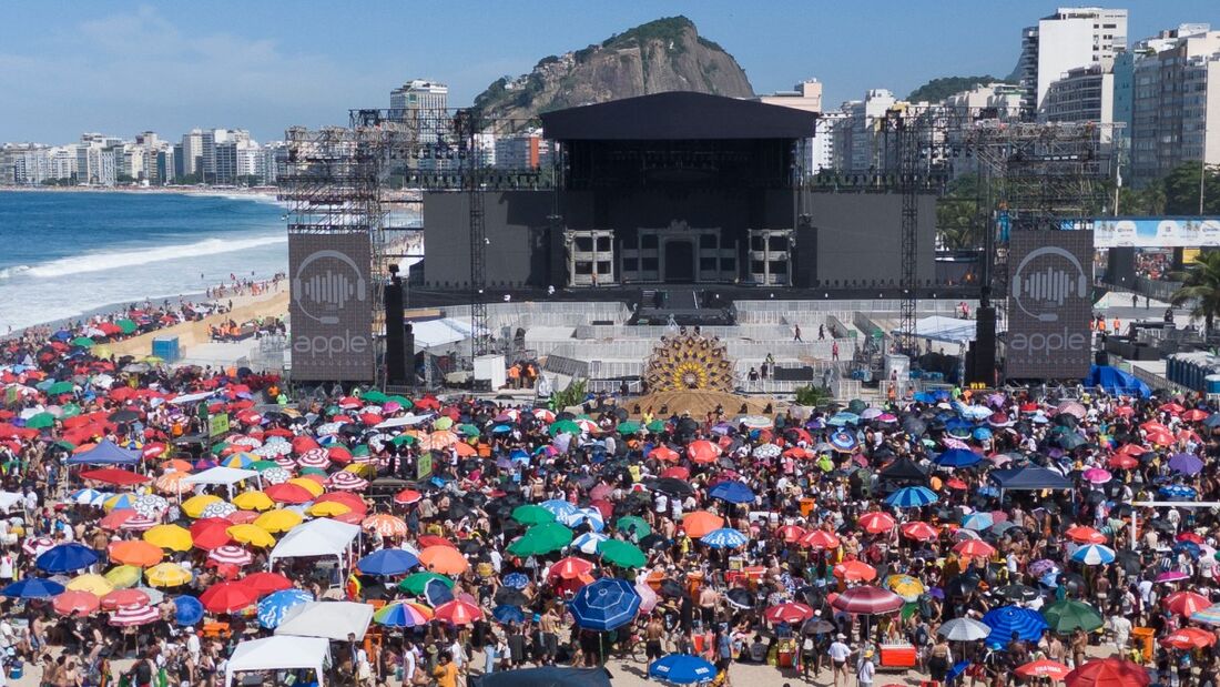 Todo Mundo no Rio: multidão em frente ao palco onde a cantora Lady Gaga fará maior show de sua carreira, em Copacabana