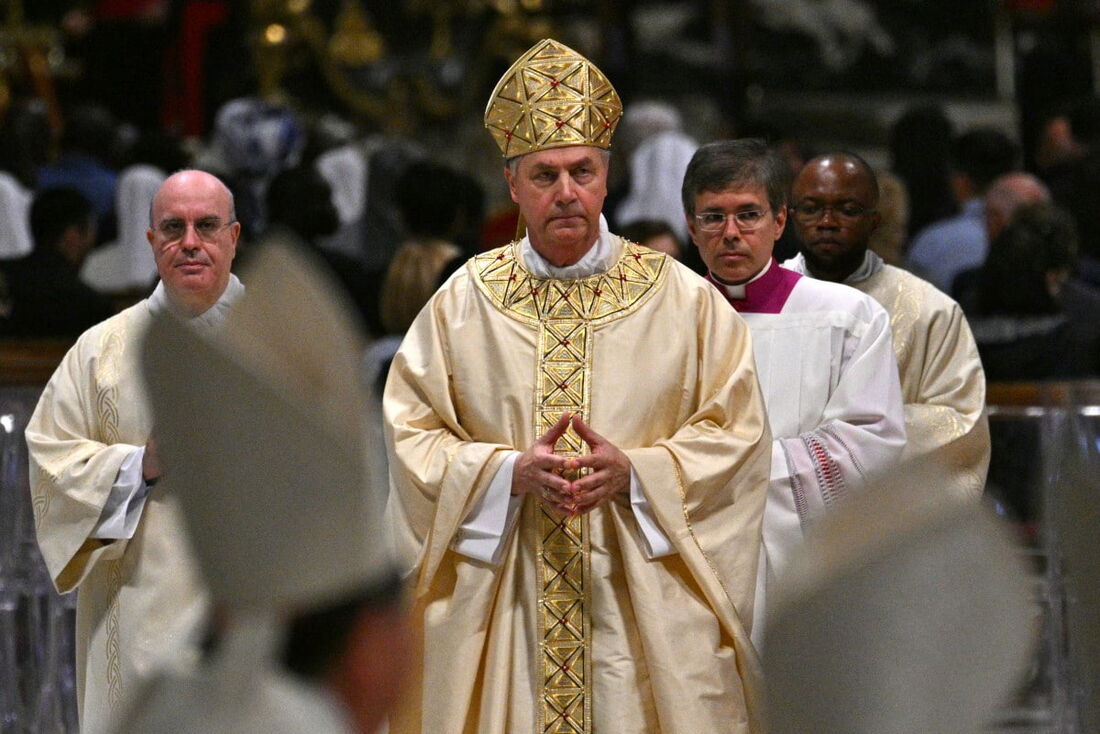 O cardeal espanhol Angel Fernandez Artime (C)