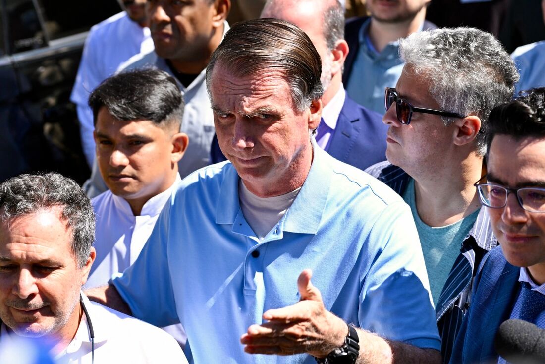O ex-presidente Jair Bolsonaro ao deixar a clínica DF Star, em Brasília, em 4 de maio de 2025