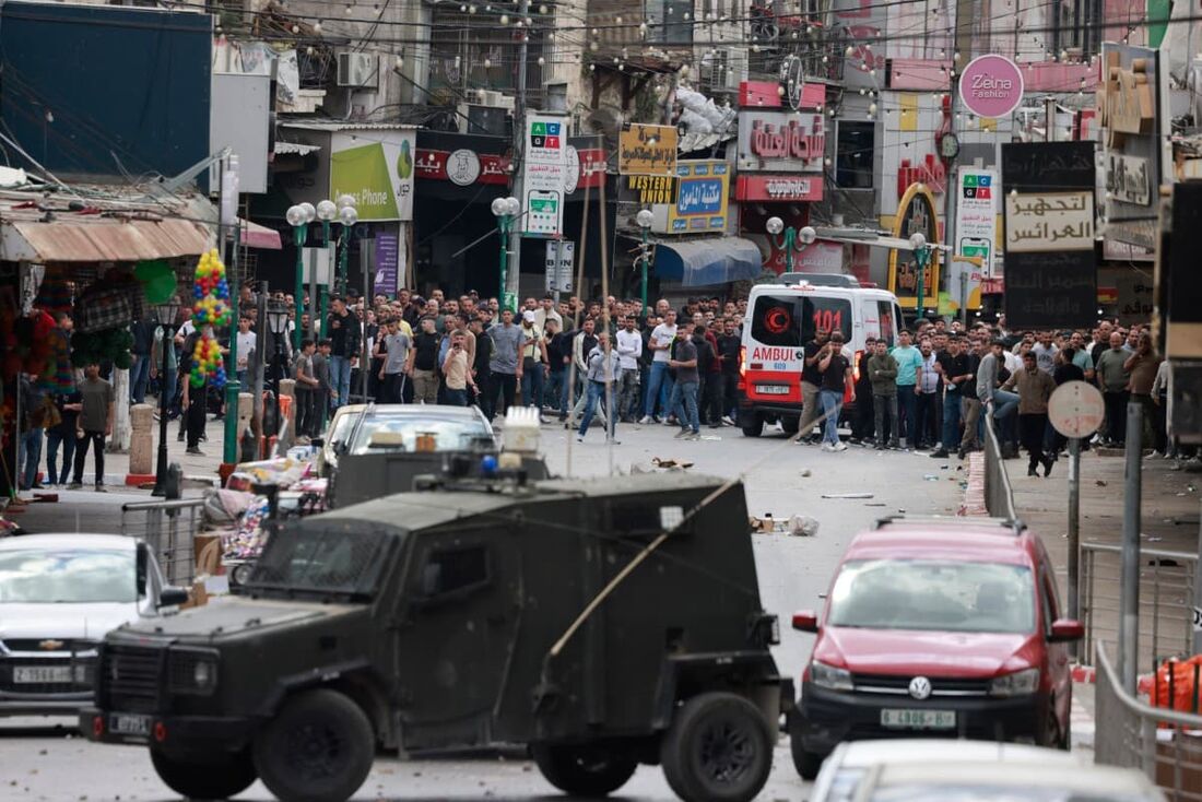 Palestinos bloqueiam uma estrada durante um ataque militar israelense na Cidade Velha de Nablus, na Cisjordânia ocupada
