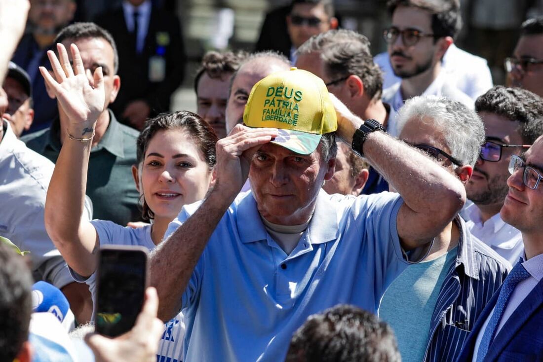 O ex-presidente Jair Bolsonaro usa um boné com os dizeres