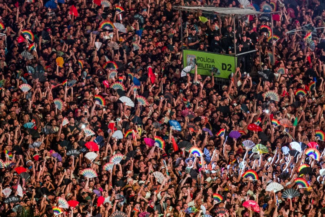 Multidão no show de Lady Gaga em Cocabana neste sábado (3)