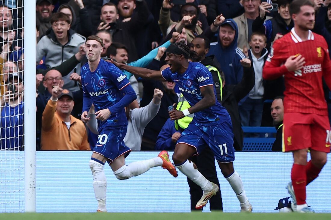 Palmer, do Chelsea, celebra gol de pênalti sobre o Liverpool