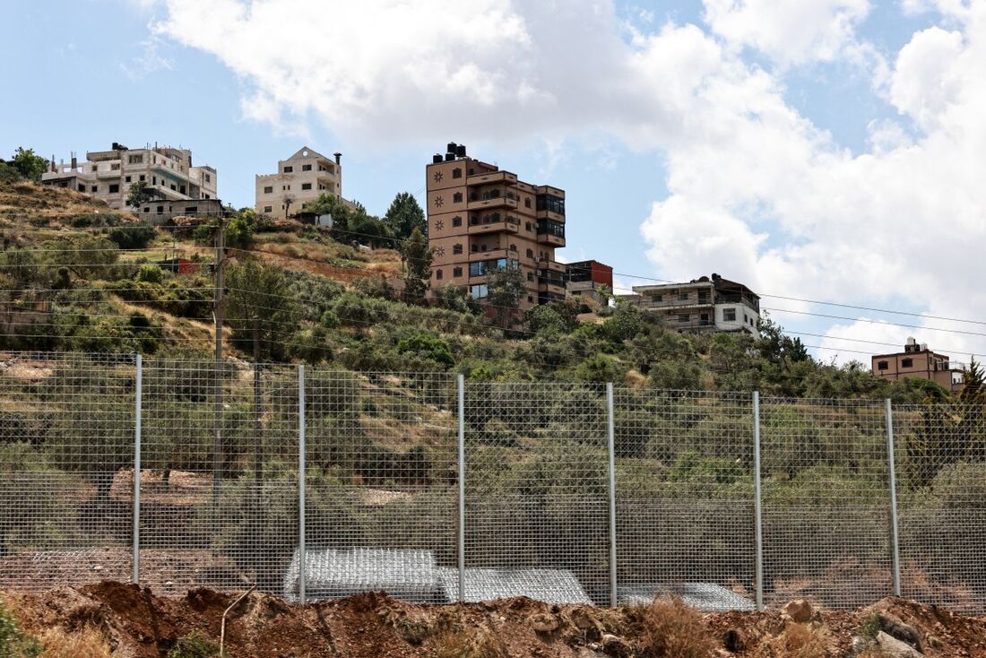 Esta imagem mostra uma cerca sendo erguida pelas forças israelenses ao redor da vila palestina de Sinjil, ao norte da cidade ocupada de Ramallah, na Cisjordânia, em 5 de maio de 2025