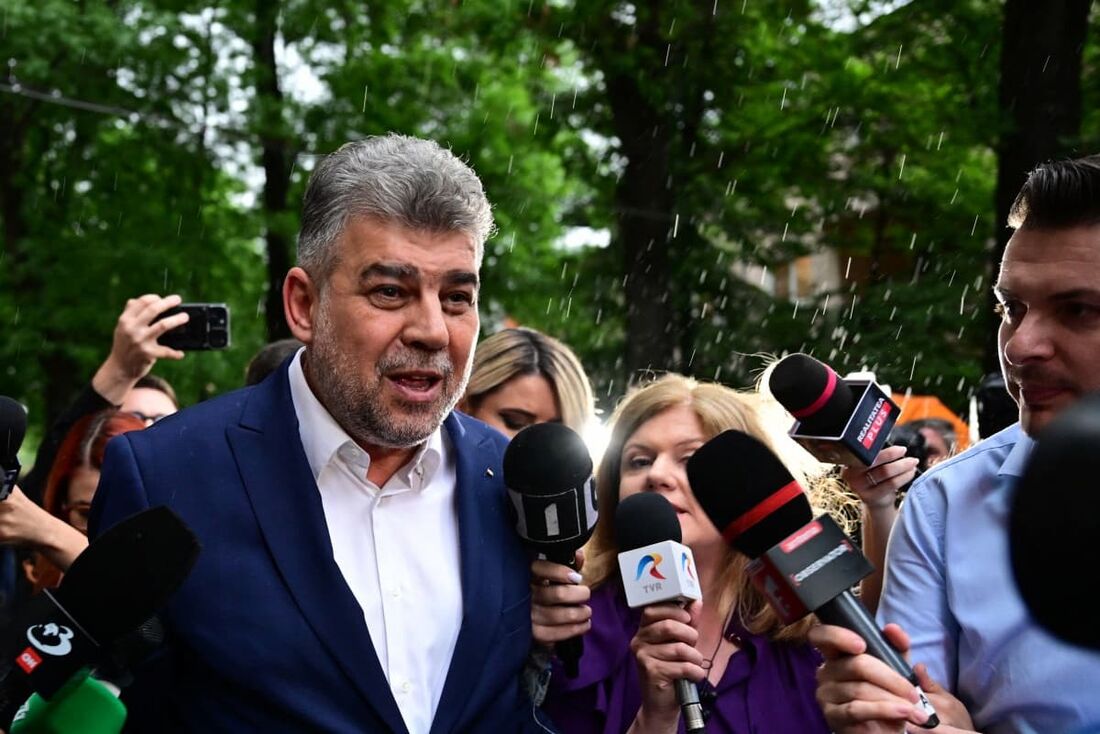 Primeiro-ministro romeno e presidente do partido social-democrata (PSD) no poder, Marcel Ciolacu