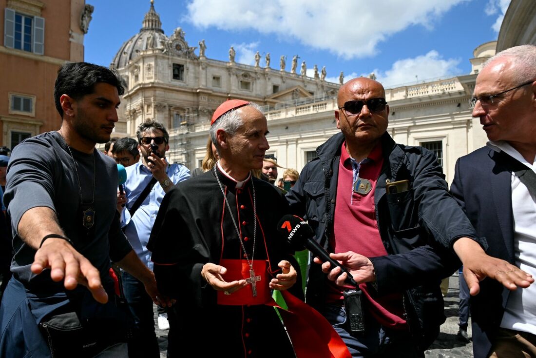 O cardeal franco-argelino Jean-Paul Vesco deixa o Vaticano após uma reunião da congregação, em 6 de maio de 2025.