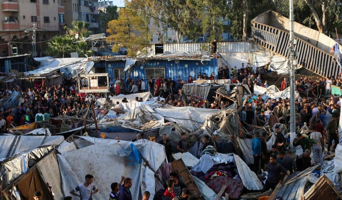 Ataque israelense a uma escola da UNRWA que abriga palestinos deslocados no campo de refugiados no centro da Faixa de Gaza