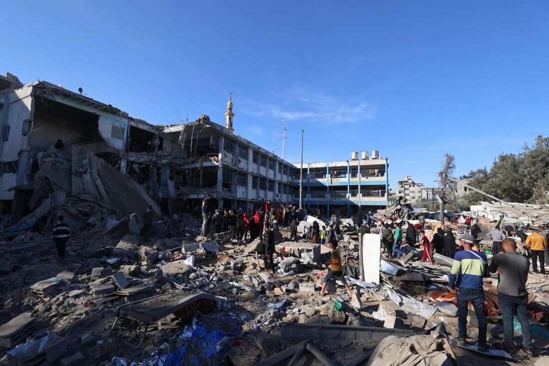Escola da UNRWA que acolhia pessoas deslocadas após um ataque israelita no campo de refugiados de Bureij, no centro da Faixa de Gaza