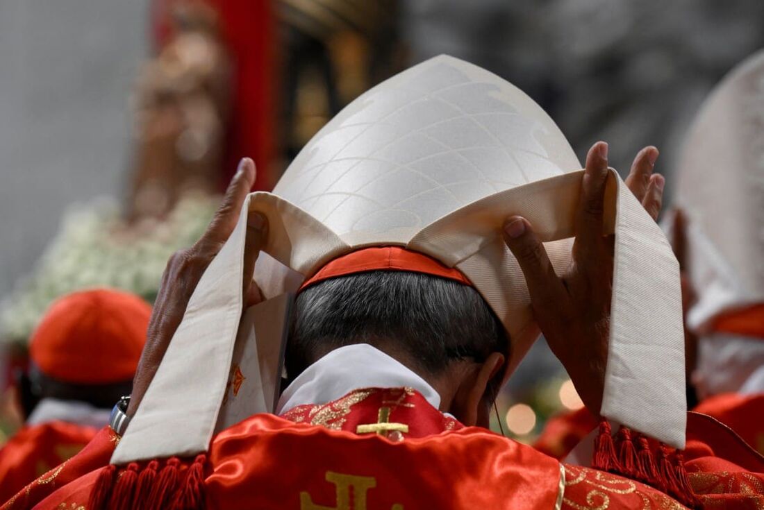 Cardeal durante uma missa sagrada para a Eleição do Romano Pontífice, antes do início do conclave, na Basílica de São Pedro no Vaticano