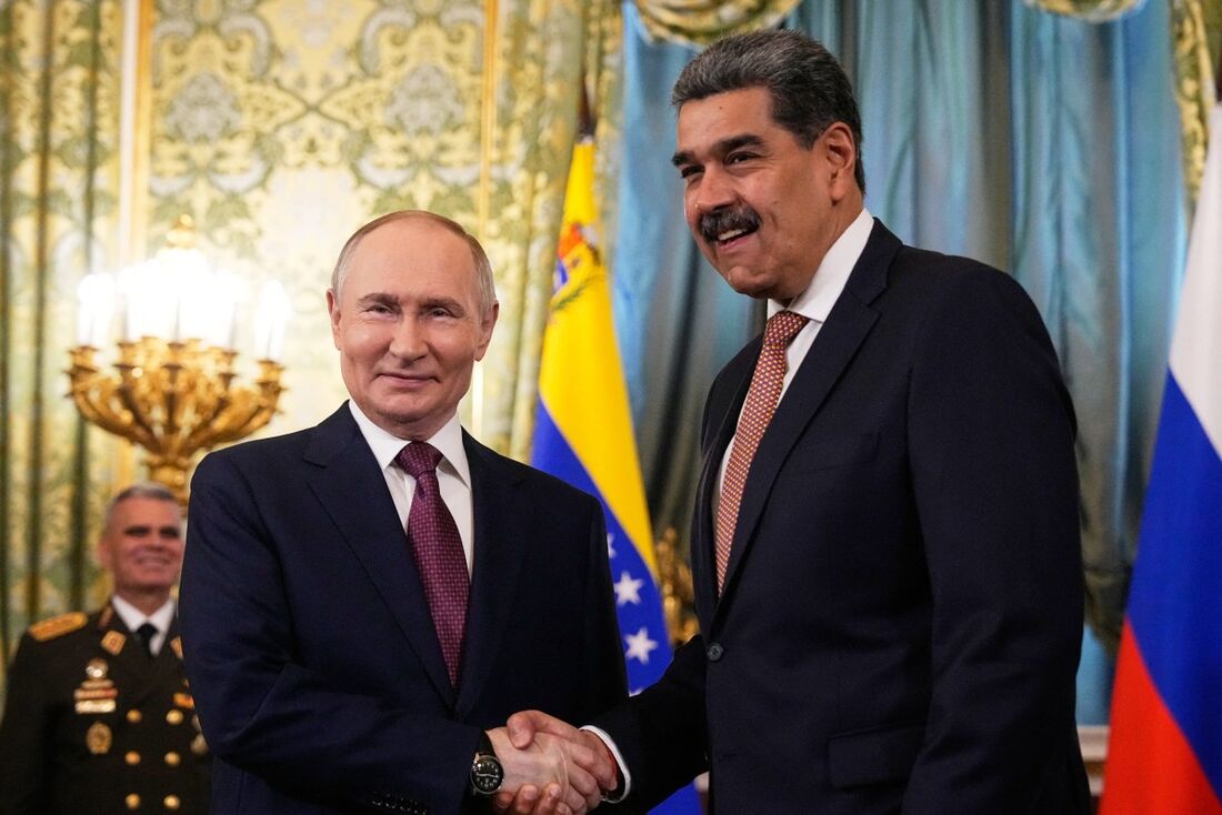 O presidente russo, Vladimir Putin, se encontra com o presidente venezuelano, Nicolás Maduro, no Kremlin, em Moscou