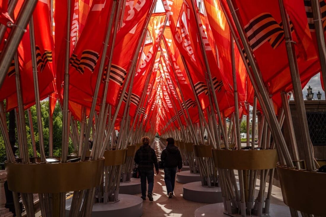 Praça Manezhnaya decorada para as comemorações do Dia da Vitória, que marca o 80º aniversário da vitória da União Soviética sobre a Alemanha nazista na Segunda Guerra Mundial