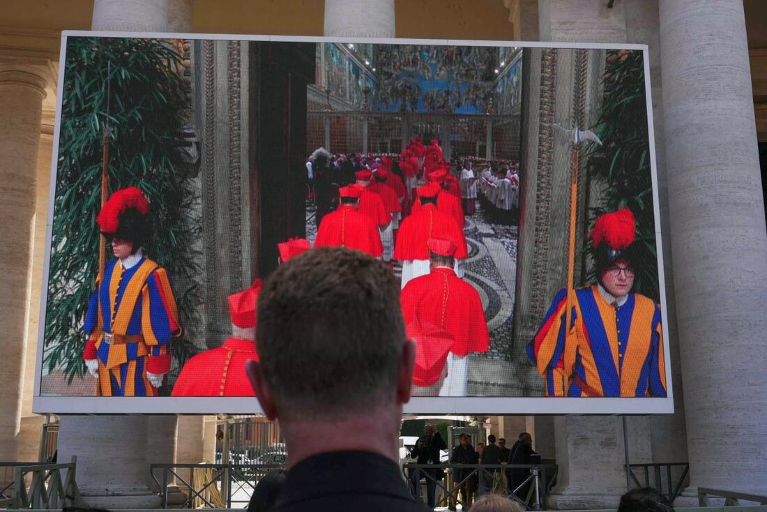 Conclave: cardeais entram na Capela Sistina para iniciar processo de escolha do novo papa