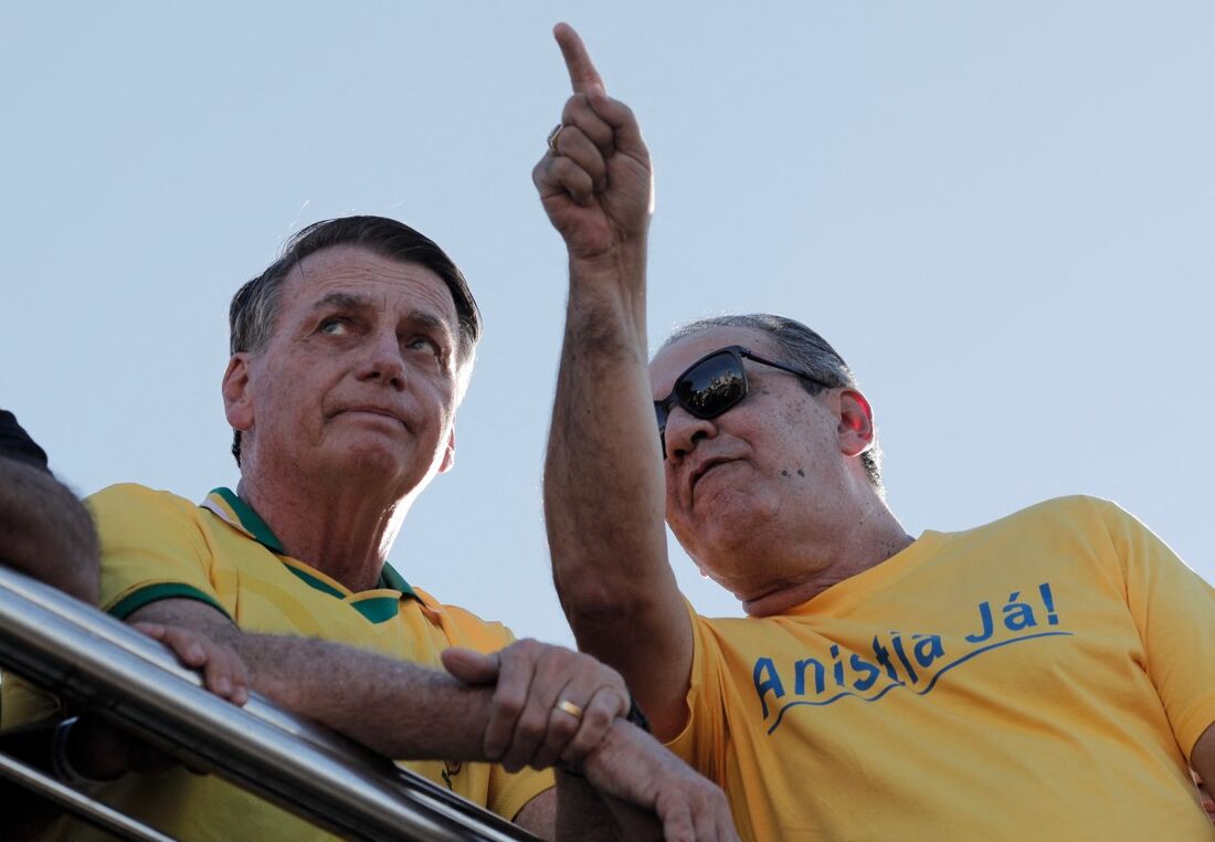 O ex-presidente brasileiro (2019-2022) Jair Bolsonaro (E) junto ao pastor pentecostal e escritor brasileiro Silas Malafaia 