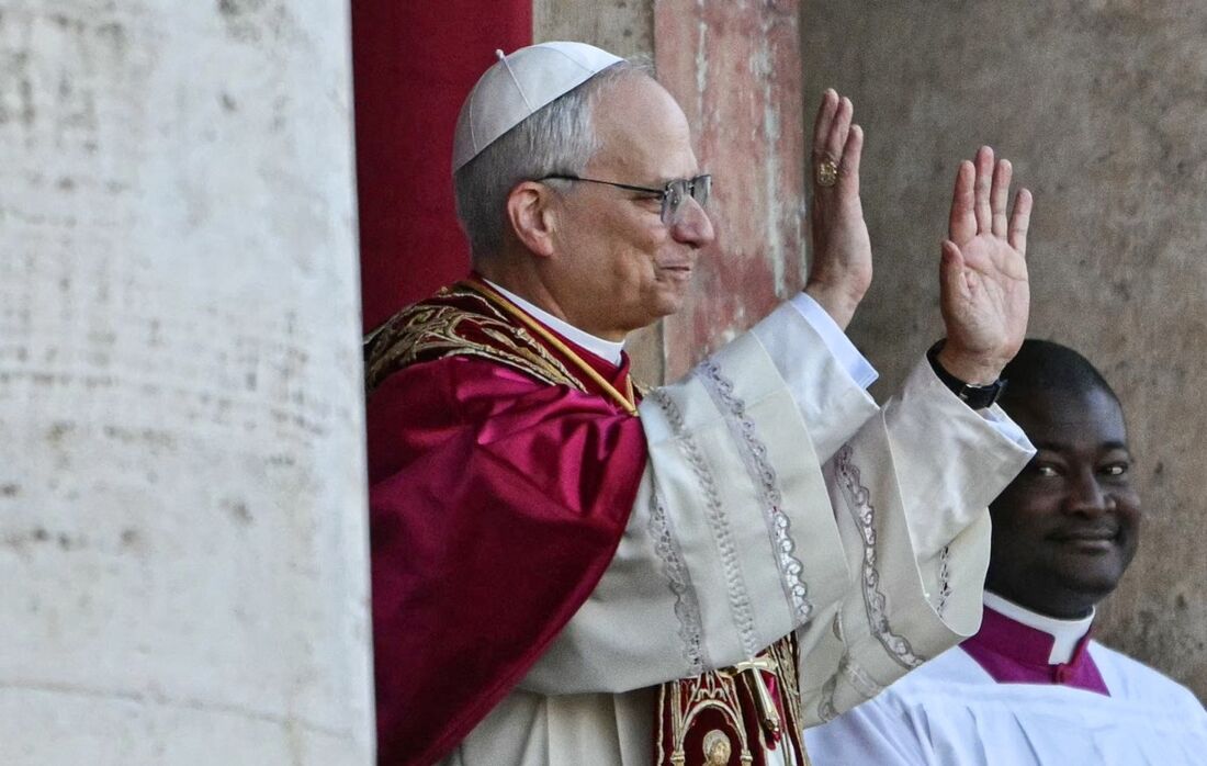 Papa Leão XIV em sua primeira aparição