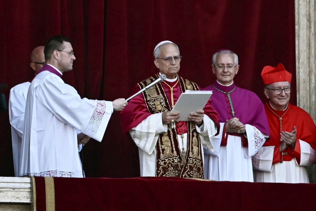 Papa Leão XIV em sua primeira aparição