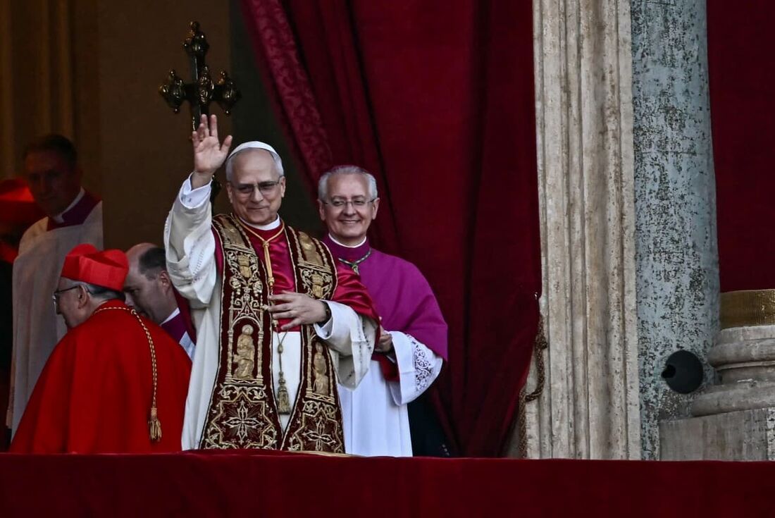 O recém-eleito Papa Leão XIV, Robert Francis Prevost (C), na Basílica de São Pedro
