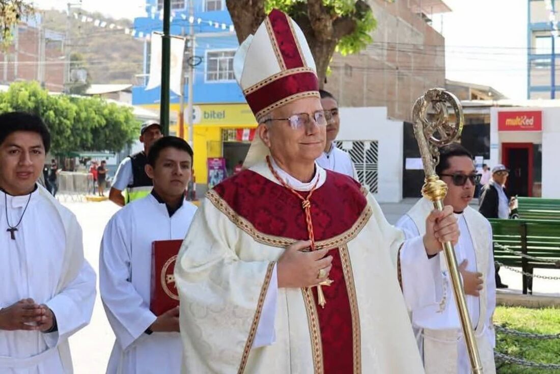 Esta foto, divulgada pela agência de notícias peruana Andina, mostra o então bispo Robert Francis Prevost durante uma visita a Chulucanas, Peru, em 2024
