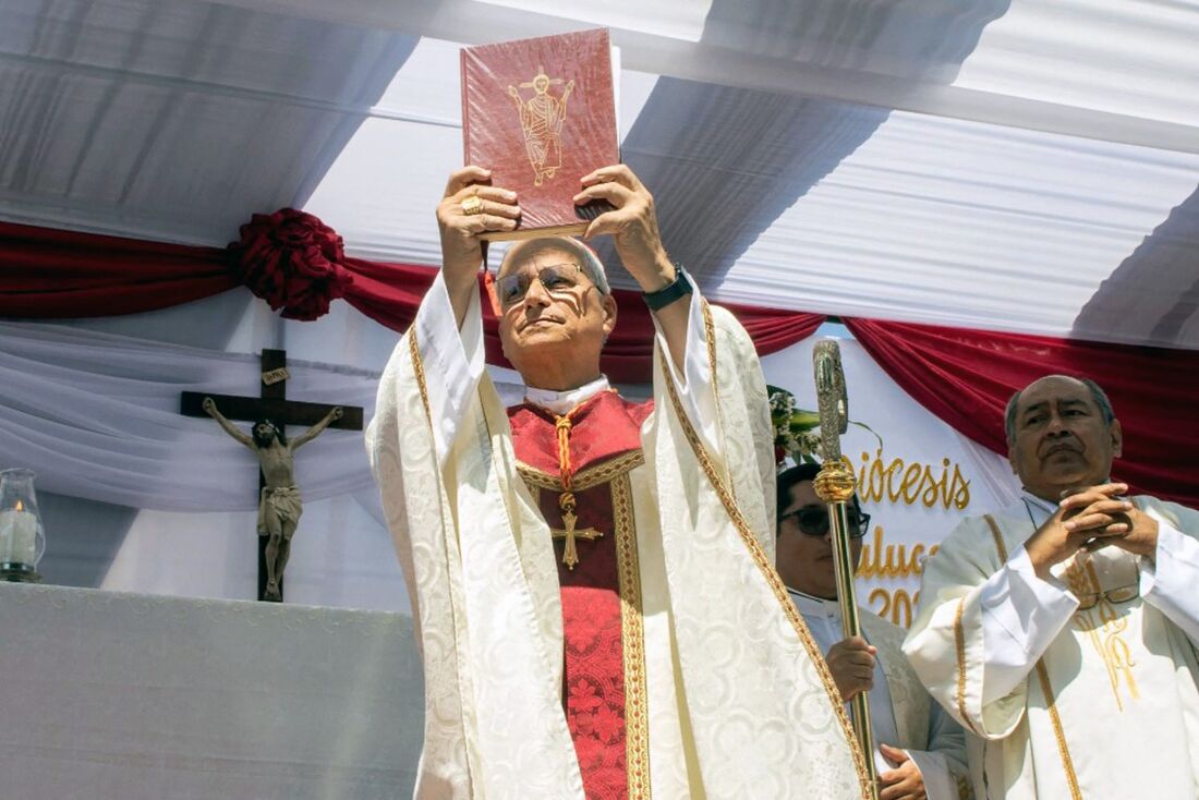 Robert Francis Prevost, agora Papa Leão XIV, em missa no Peru, em 2024