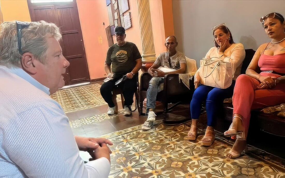 o Chefe da Missão Mike Hammer com famílias de manifestantes presos em Camaguey, Cuba