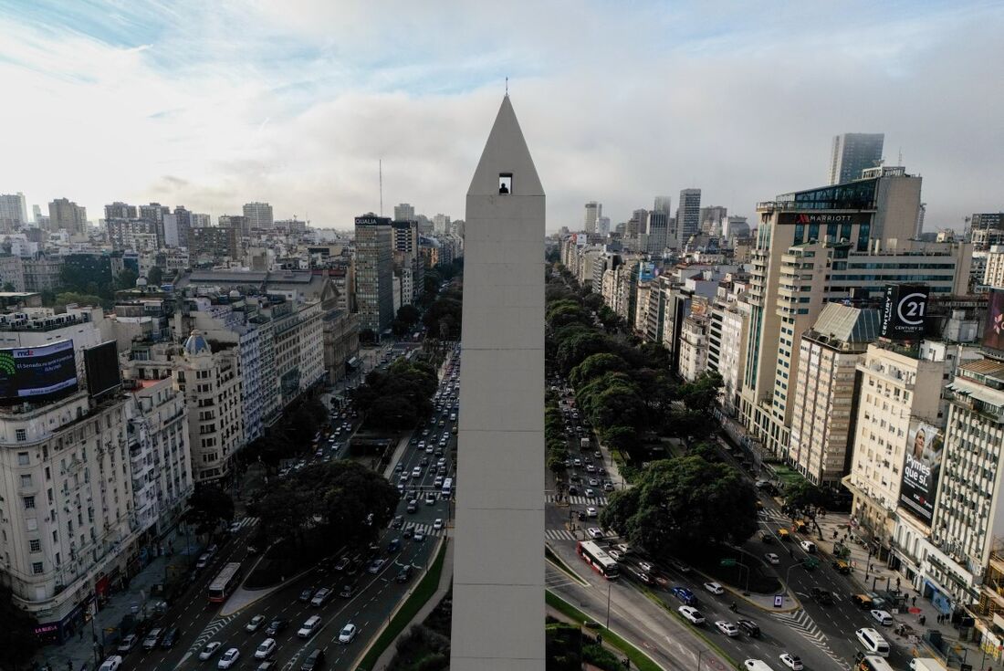  Vista aérea mostrando um homem olhando para baixo do deck de observação do Obelisco em Buenos Aires