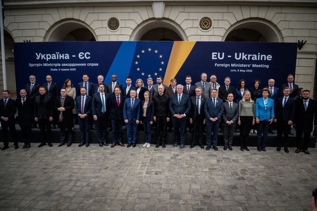 Ministros das Relações Exteriores de países europeus durante uma reunião Ucrânia-UE em Lviv