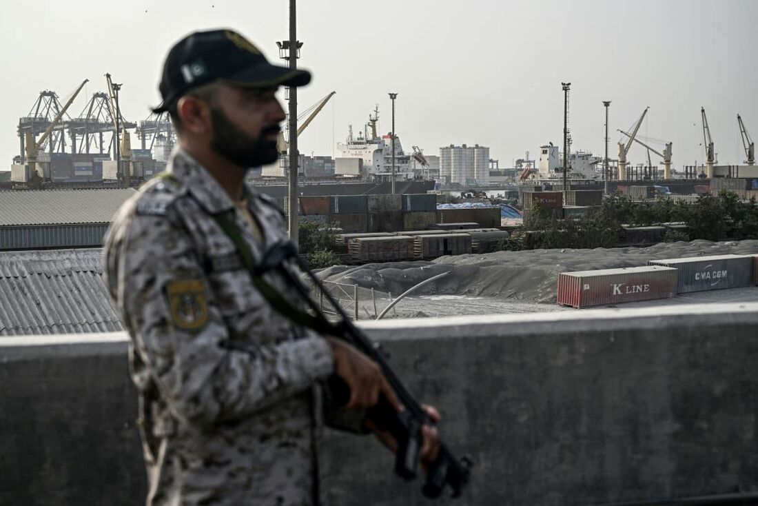 Agente de segurança monta guarda perto do Porto de Karachi, no Paquistão