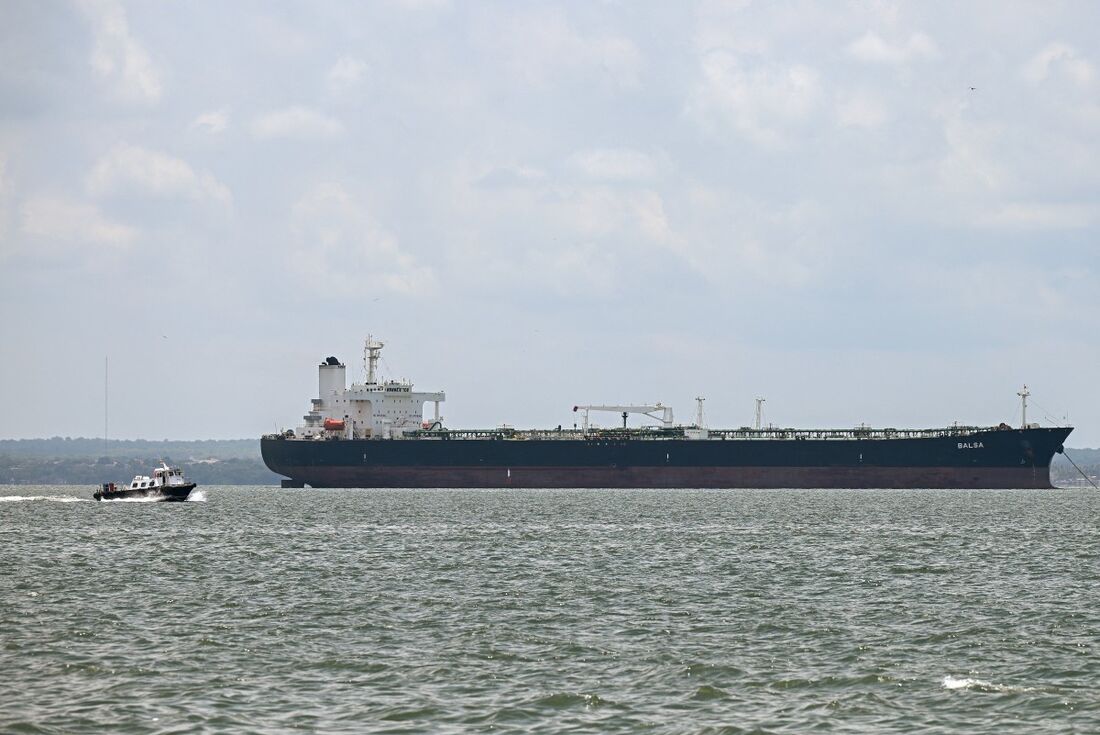 O petroleiro panamenho Balsa aguarda sua vez de ser carregado com petróleo bruto no Lago Maracaibo, em Maracaibo, estado de Zulia, Venezuela