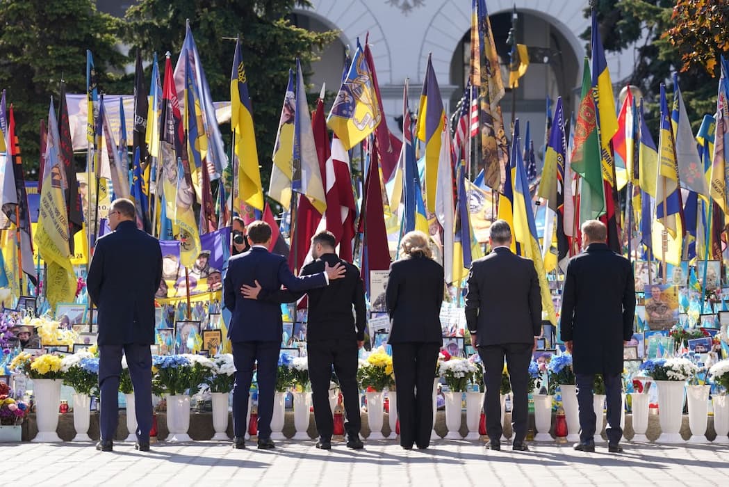 Líderes europeus prestam suas homenagens às vítimas da guerra no Memorial dos Mortos na Praça da Independência em Kiev