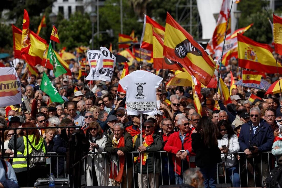 Um manifestante segura uma faixa com os dizeres: "(Primeiro-ministro da Espanha) Sanchez, traidor, saia".