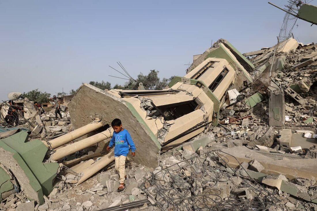 os escombros da mesquita de Al-Hasanat destruídos em ataques israelenses no campo de refugiados de Nuseirat