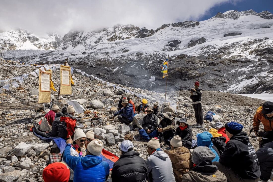 monges nepaleses realizam um ritual budista durante uma cerimônia de homenagem à Geleira Yala, no Vale Langtang.
