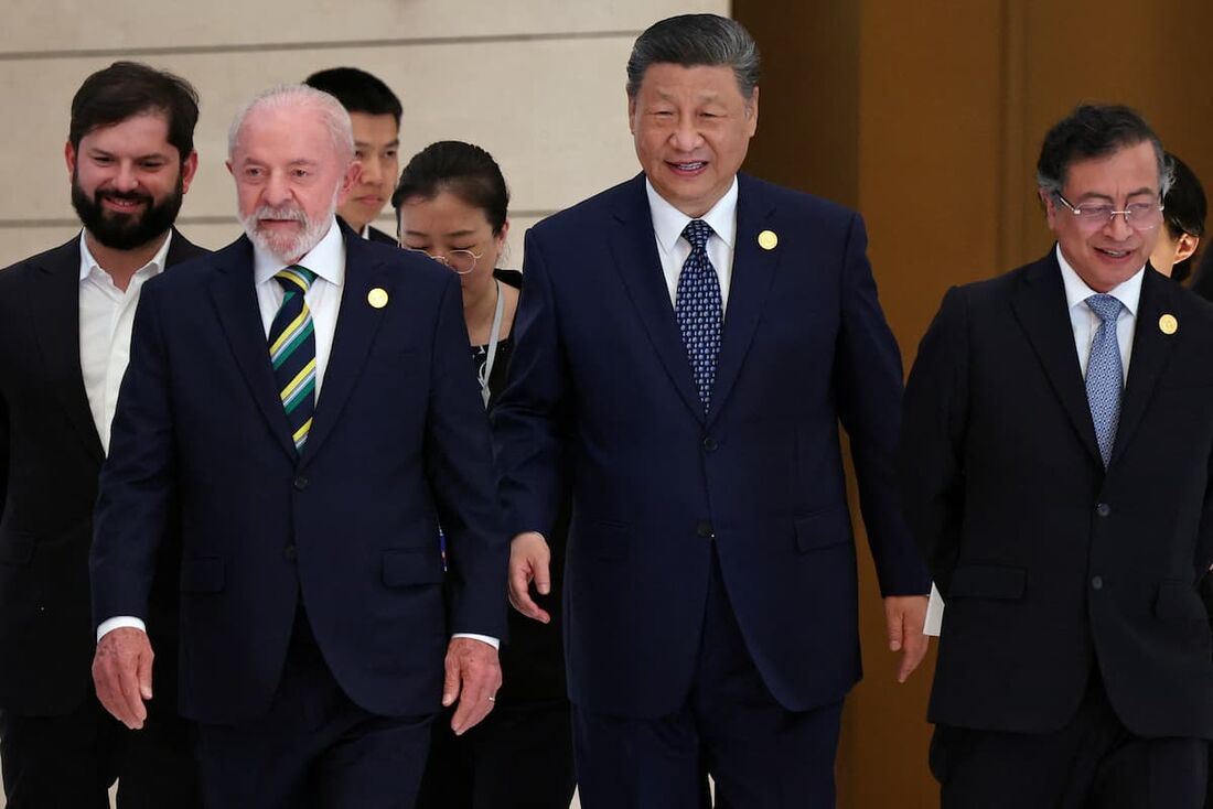 O presidente chinês Xi Jinping, o presidente brasileiro Lula, o presidente chileno Gabriel Boric e o presidente colombiano Gustavo Petro