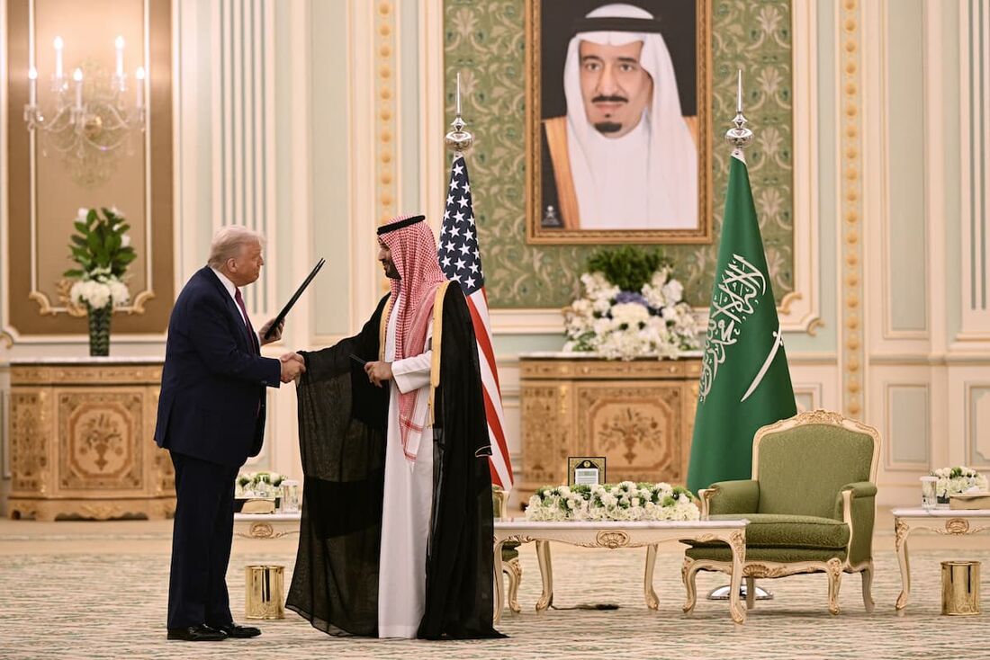 O presidente dos EUA, Donald Trump, aperta a mão do príncipe herdeiro saudita, Mohammed bin Salman