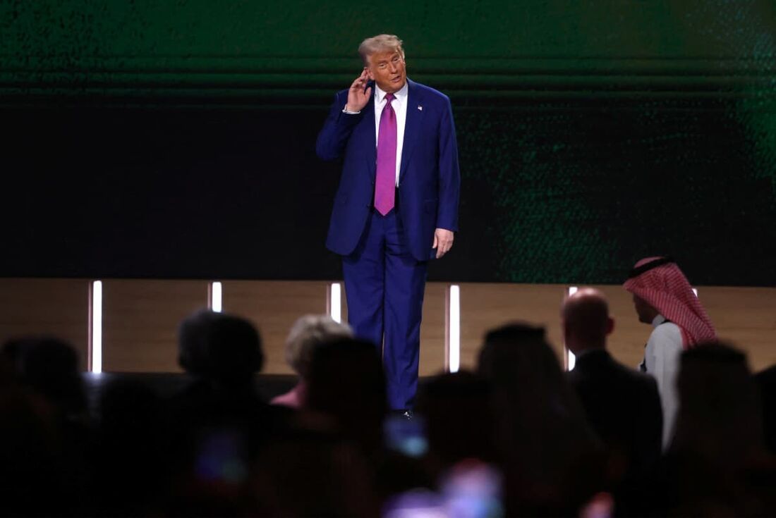 O presidente dos EUA, Donald Trump, gesticula durante o fórum de investimentos saudita-americano
