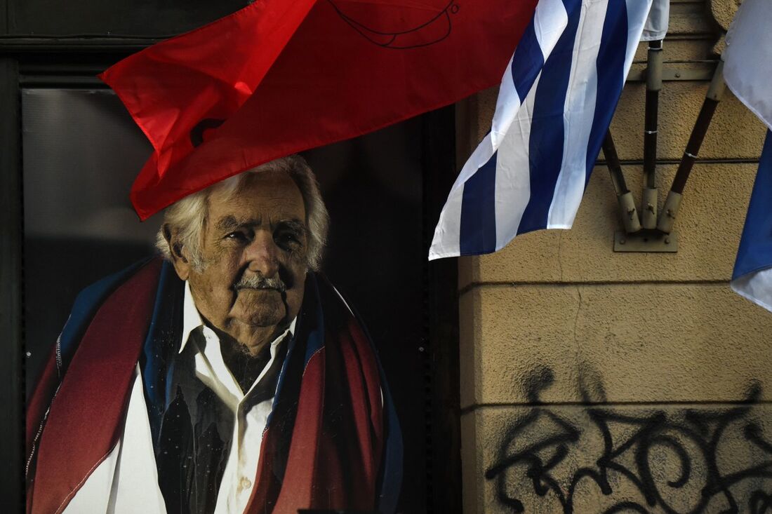 Vista de uma enorme imagem do falecido ex-presidente uruguaio (2010-2015) José "Pepe" Mujica na sede do partido Frente Ampla em Montevidéu, em 13 de maio de 2025, após o anúncio de sua morte.