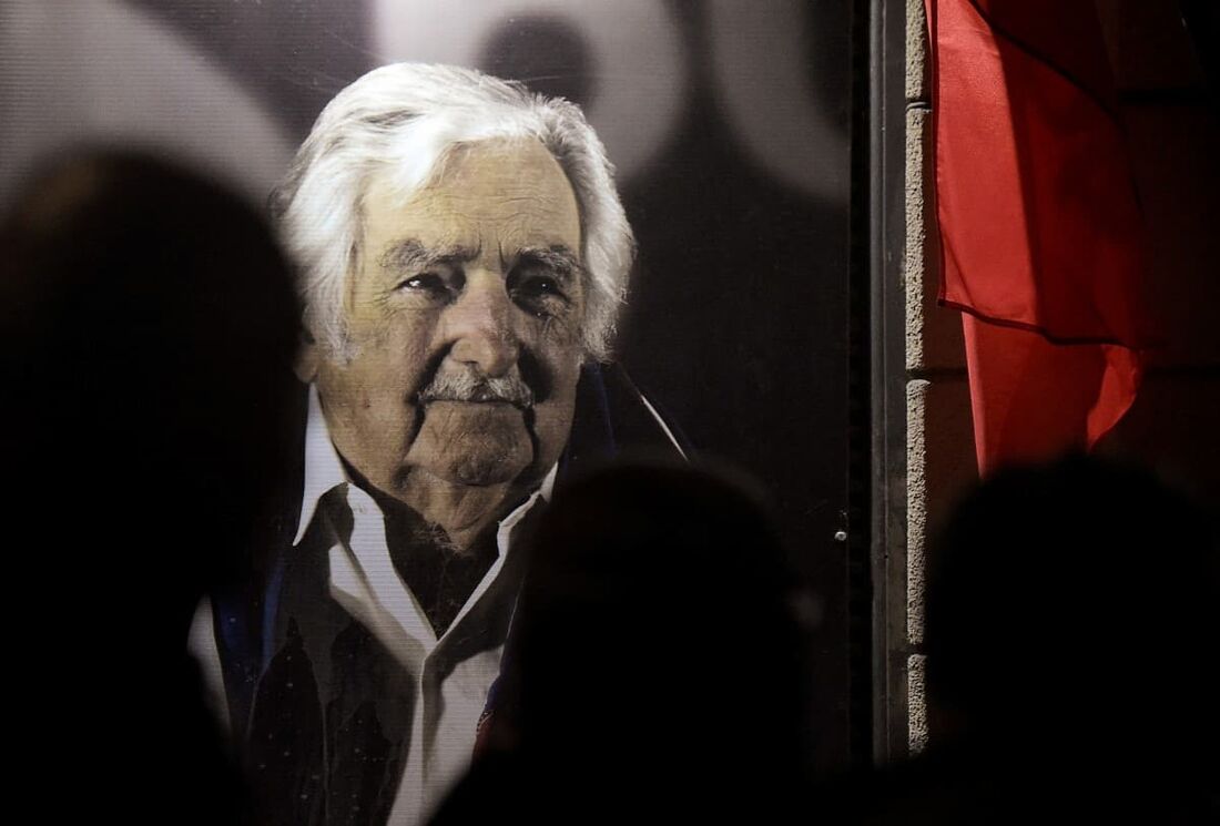 Retrato do ex-presidente uruguaio, José Mujica, é colocado na sede do partido Frente Ampla, em Montevidéu, em 13 de maio de 2025. 