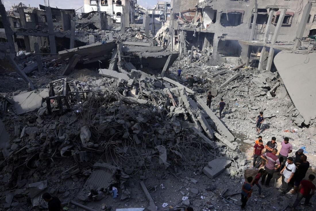 Palestinos verificam o local de um ataque israelense em Jabalia, no norte da Faixa de Gaza, em 14 de maio de 2025.