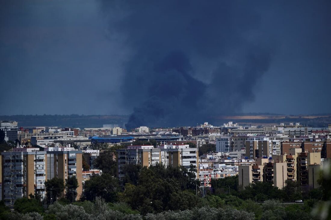 Um incêndio em um prédio de distribuição de produtos químicos na Espanha