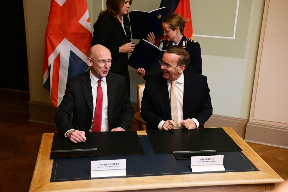 O Ministro da Defesa alemão, Boris Pistorius (D), e o Secretário de Defesa britânico, John Healey