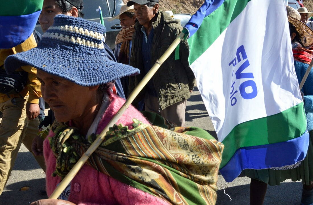 Apoiadores do ex-presidente da Bolívia, Evo Morales, participam de uma marcha até La Paz para registrar sua candidatura presidencial