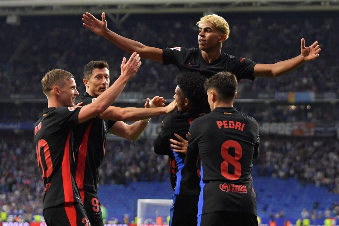 Yamal é celebrado pelos companheiros, após abrir o placar para o Barcelona