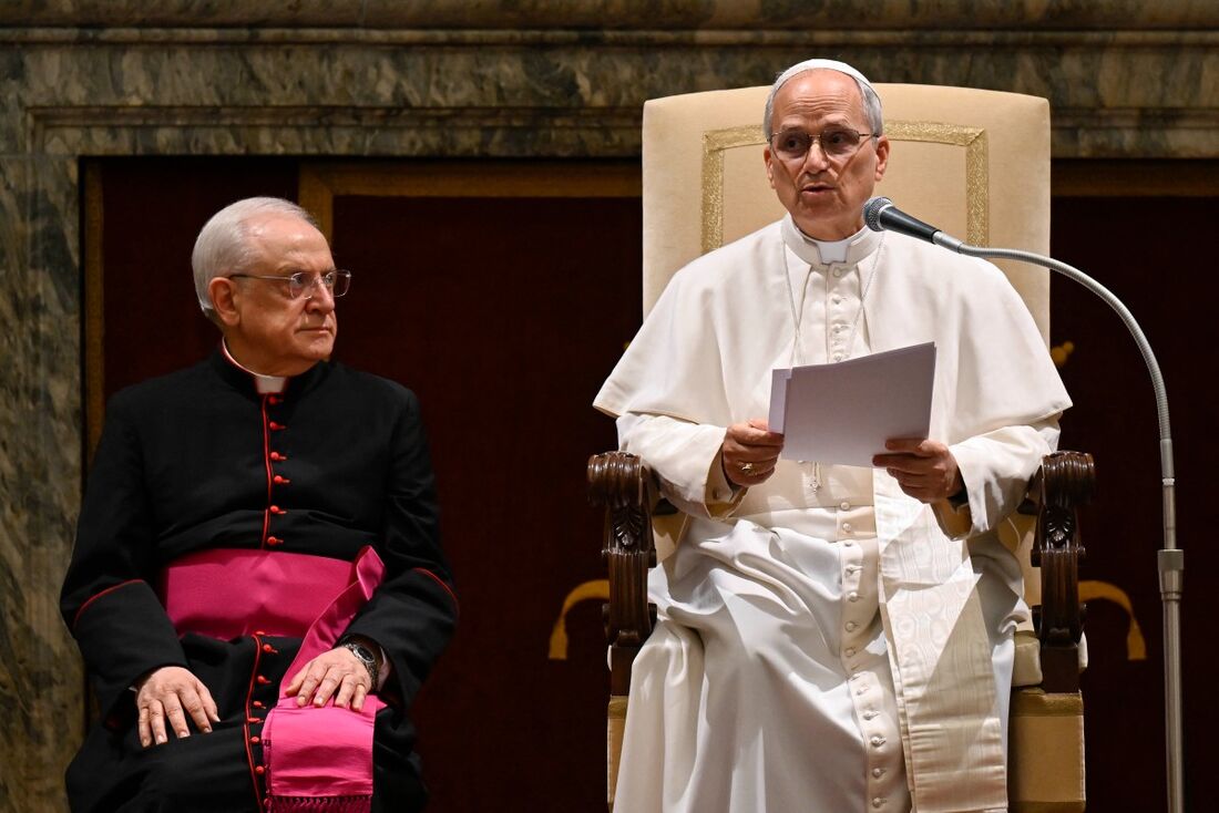 O Papa Leão XIV durante uma audiência com o Corpo Diplomático no Vaticano.