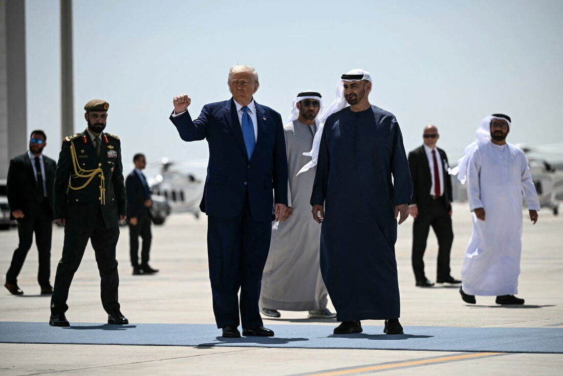 O presidente dos EUA, Donald Trump, acompanhado pelo Sheikh Mohamed bin Zayed Al Nahyan dos Emirados Árabes Unidos