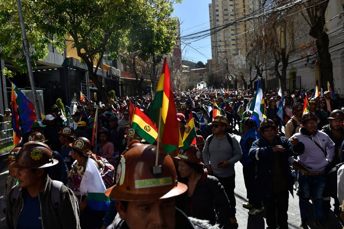 Apoiadores do ex-presidente da Bolívia, Evo Morales, tentam entrar em contato com o Tribunal Supremo Eleitoral para exigir o registro de seu líder como candidato presidencial em La Paz