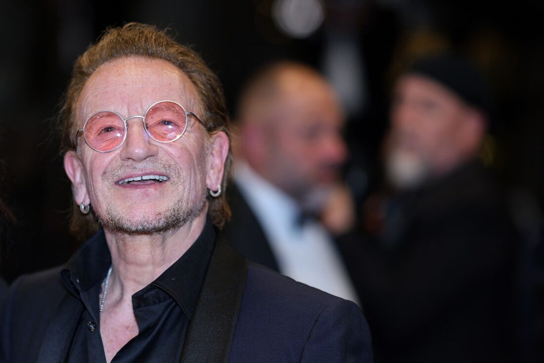 Bono, vocalista da banda U2, no Festival de Cannes 2025