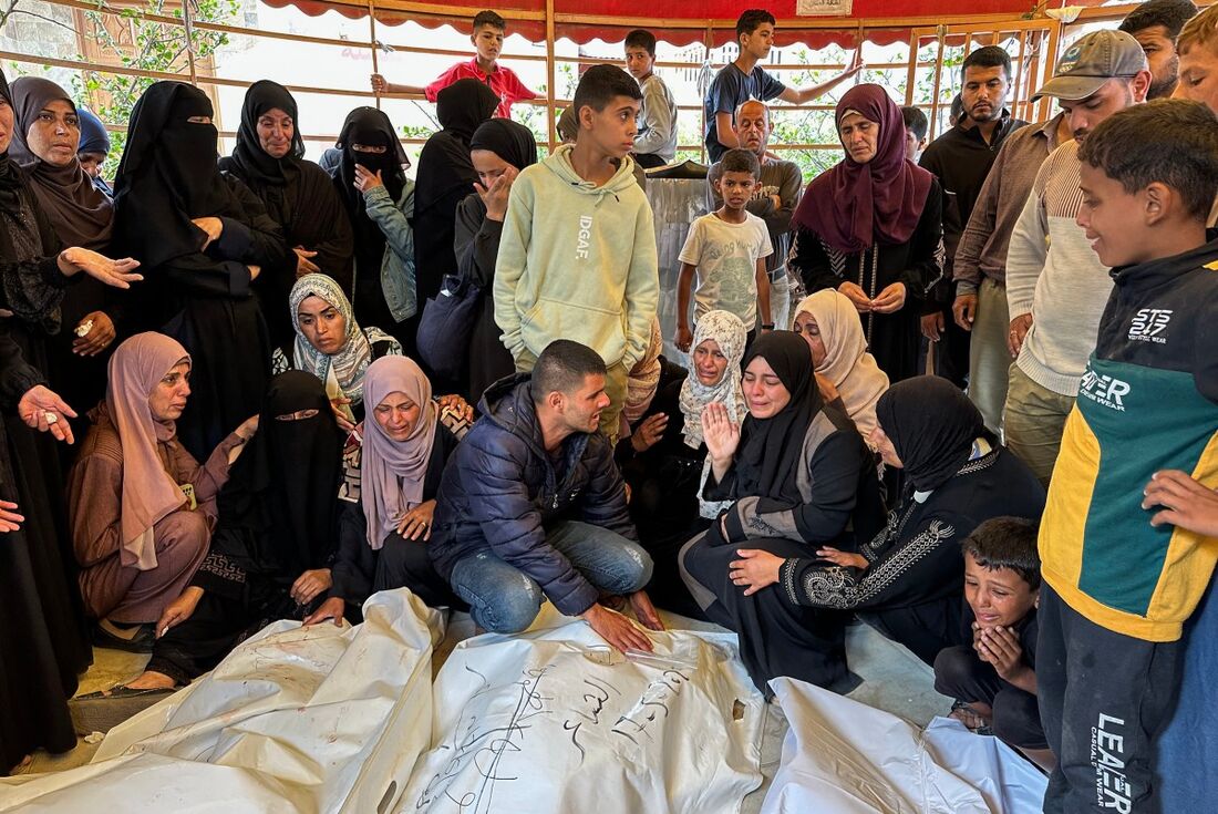 Palestinos choram sobre corpos de pessoas mortas em ataque de Israel 