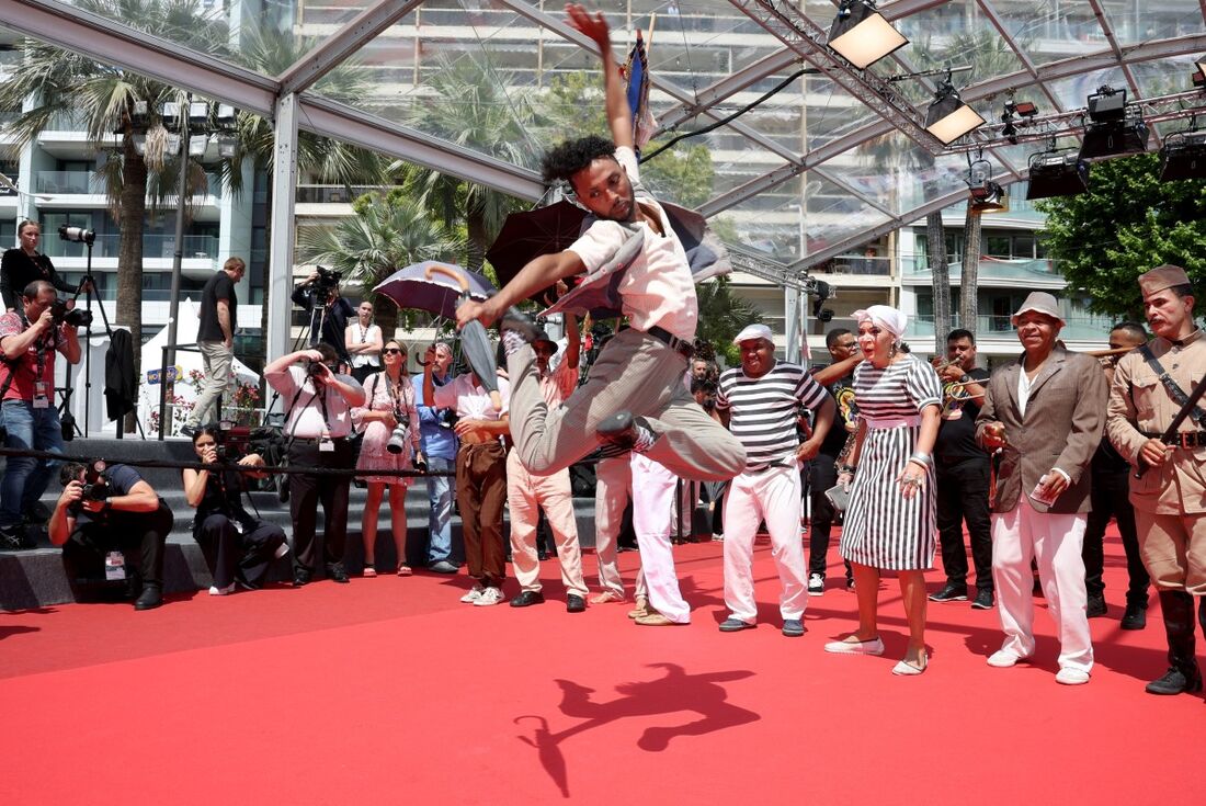 Guerreiros do Passo e Orquestra Popular do Recife acompanharam a entrada da equipe de "O Agente Secreto"