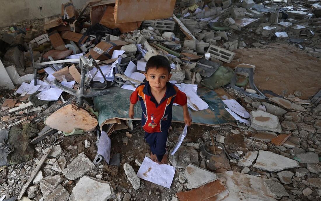 Criança palestina em meio a destroços na Faixa de Gaza