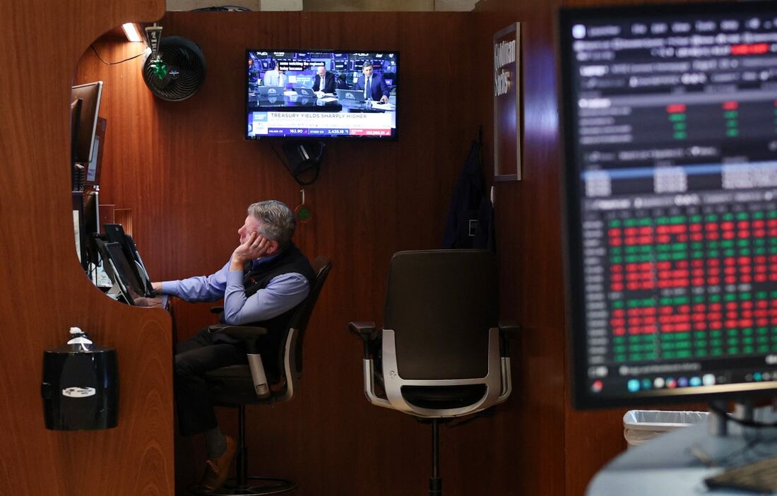 Um operador trabalha no pregão da Bolsa de Valores de Nova York (NYSE) na abertura do pregão em 19 de maio de 2025