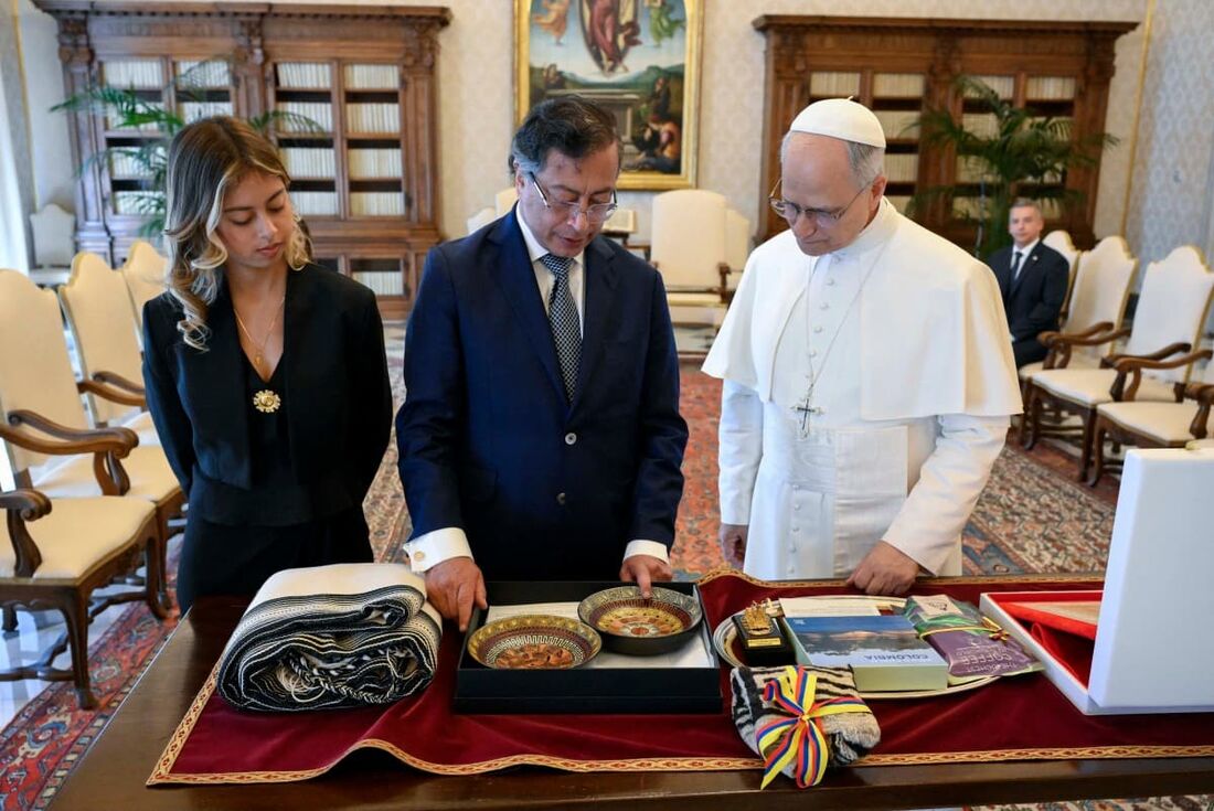 O Papa Leão XIV durante uma audiência privada com o presidente da Colômbia, Gustavo Petro, no Vaticano. 